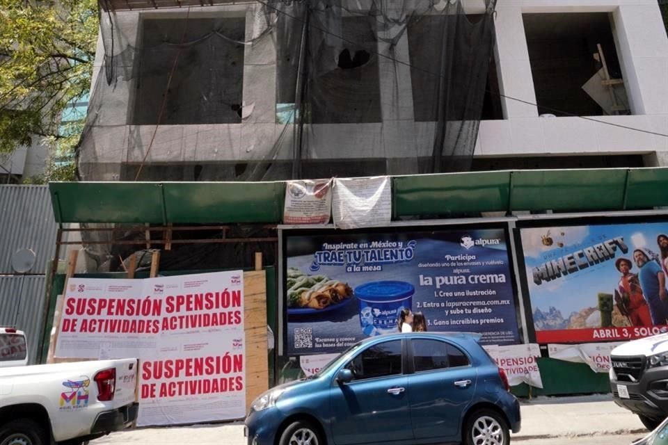 Aunque las obras estaban suspendidas, el edificio tiene malla en su fachada para evitar la caída de material en la vía.