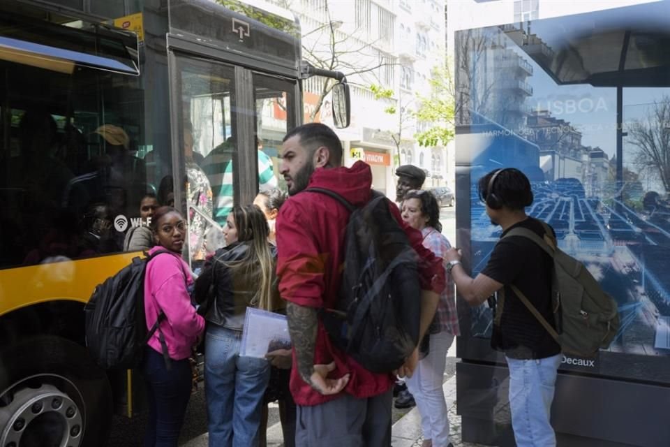 La gente intentando abordar un autobús abarrotado después de que el Metro dejara de funcionar tras un corte de energía en Lisboa este lunes 28 de abril.