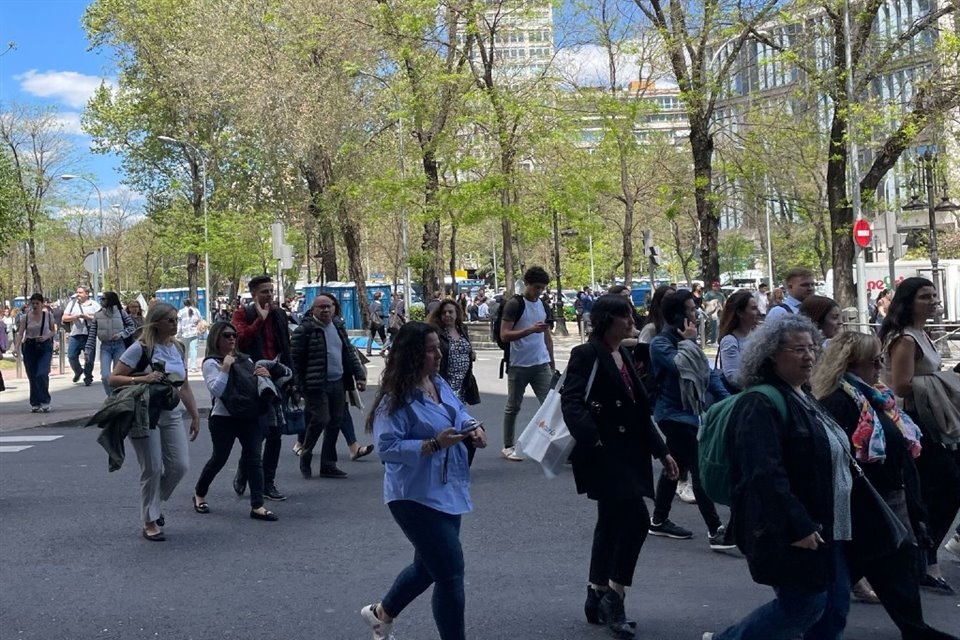 Debido a las afectaciones en el servicio de transporte, la gente tuvo que caminar para llegar a sus centros de trabajo.