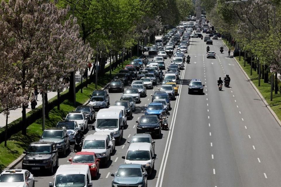 Semáforos en Madrid dejaron de funcionar, lo que provocó un caos en la circulación.