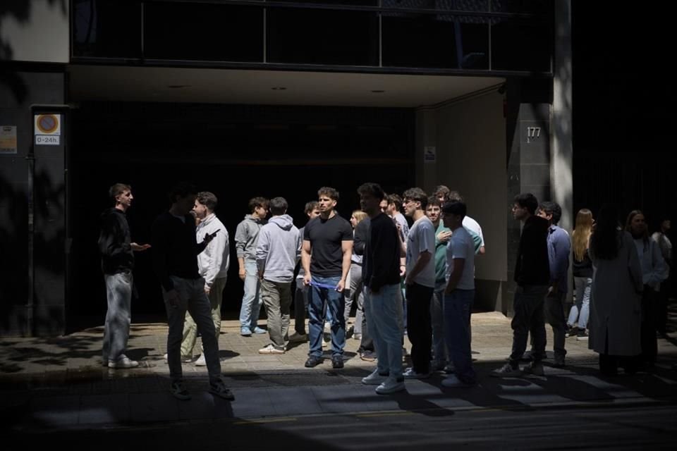 Comerciantes afuera de sus negocios durante un apagón masivo en España, el 28 de abril.