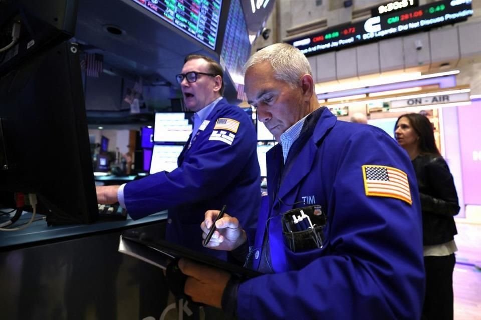 La Bolsa de Nueva York terminó dispar este lunes a la espera de una larga lista de resultados de empresas e indicadores de la economía estadounidense.