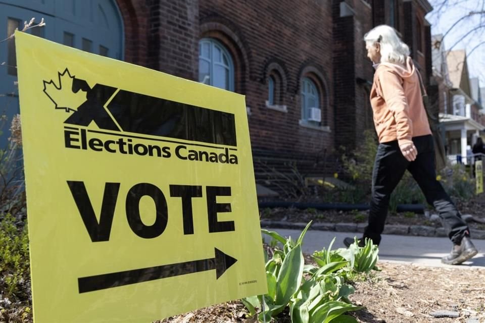 Una votante llega a un colegio electoral, en Toronto, Canadá, el 28 de abril de 2025.