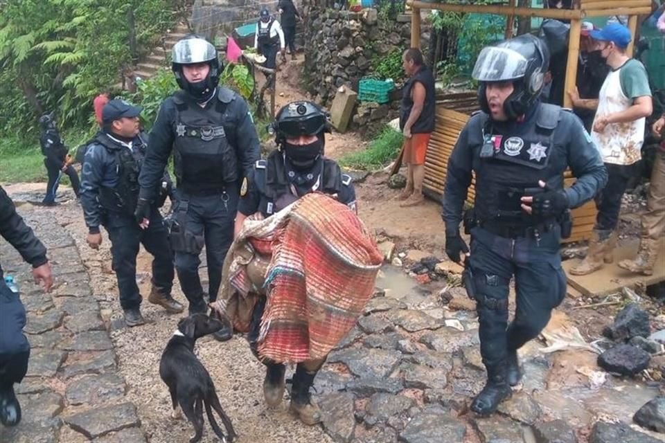 Agentes caninos encabezan las labores de búsqueda y rescate donde fueron localizados los cuerpos de una familia.
