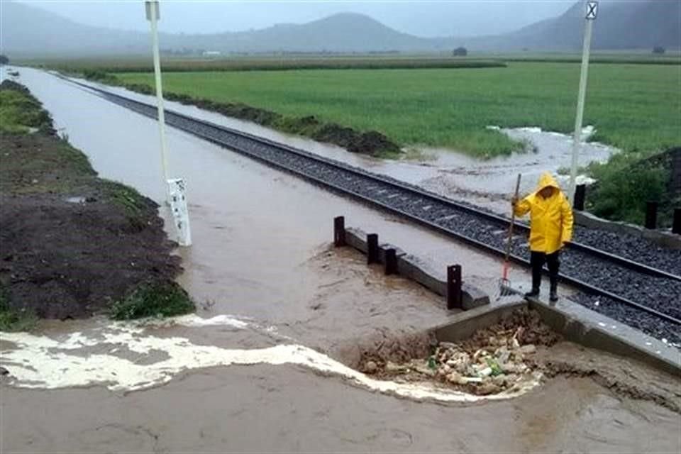 En Puebla se reportó un encharcamiento en las vías del tren en el Municipio de San Juan Atenco,  por lo que la cuadrilla de ferrosur y autoridades municipales trabajan en el desazolve del sitio.