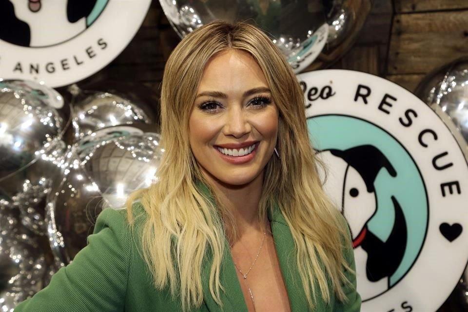 La actriz Hilary Duff dio a conocer que dio positivo a la variante delta de coronavirus, pero que afortunadamente está vacunada.