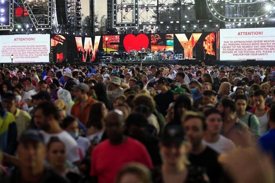 Brillan Santana y Bocelli en show 'We Love NYC', en Central Park, suspendido a la mitad por la fuerza del huracán Henri.