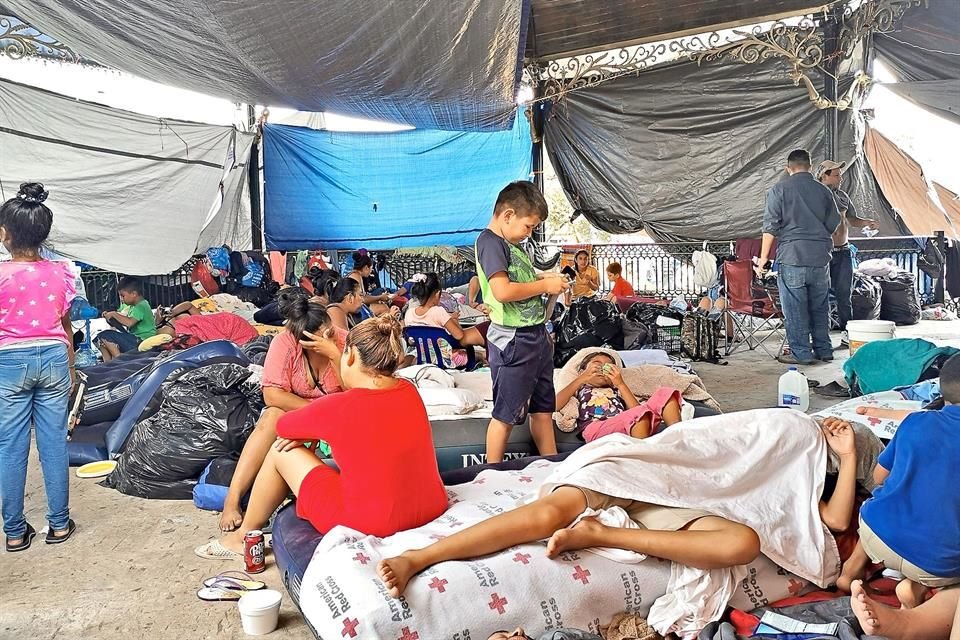 En plena tercera ola de Covid, más de 4 mil migrantes saturan albergues, casas y hasta una plaza en Reynosa, donde padecen hacinamiento.