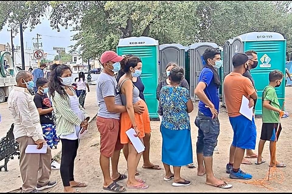 En plena tercera ola de Covid, más de 4 mil migrantes saturan albergues, casas y hasta una plaza en Reynosa, donde padecen hacinamiento.