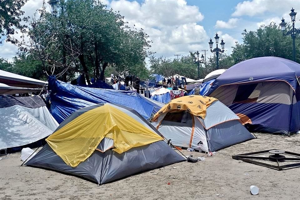 En plena tercera ola de Covid, más de 4 mil migrantes saturan albergues, casas y hasta una plaza en Reynosa, donde padecen hacinamiento.