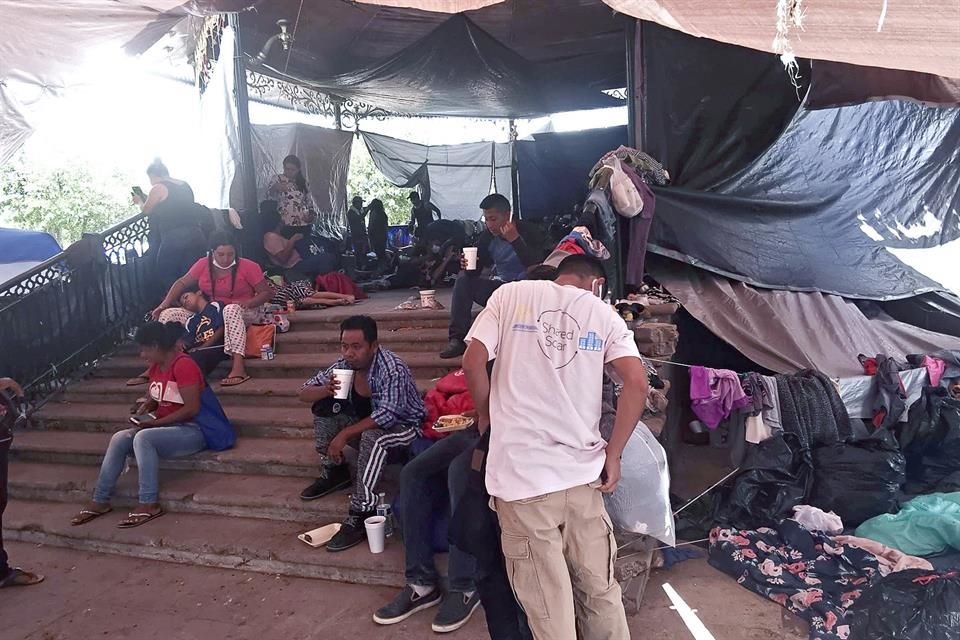 En plena tercera ola de Covid, más de 4 mil migrantes saturan albergues, casas y hasta una plaza en Reynosa, donde padecen hacinamiento.