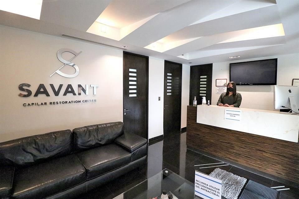 Agenda tu cita para tratar tu pérdida de cabello prematura post COVID.