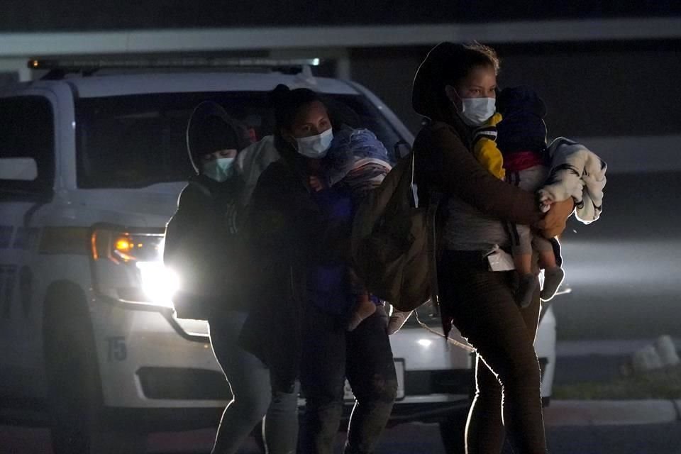 Mujeres migrantes cargan bebés poco después de entregarse a la Patrulla Fronteriza cerca de Texas en marzo pasado.