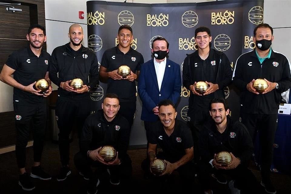 Aprovechando la concentración del equipo de la Liga MX se entregaron los Balones de Oro.