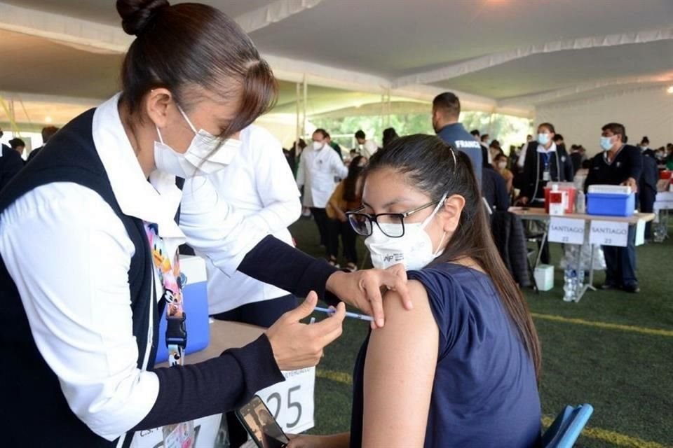 Durante la vacunación de personas de 18 a 29 años de edad en la Alcaldía Xochimilco, las dosis de Pfizer destinadas a la única sede se agotaron.