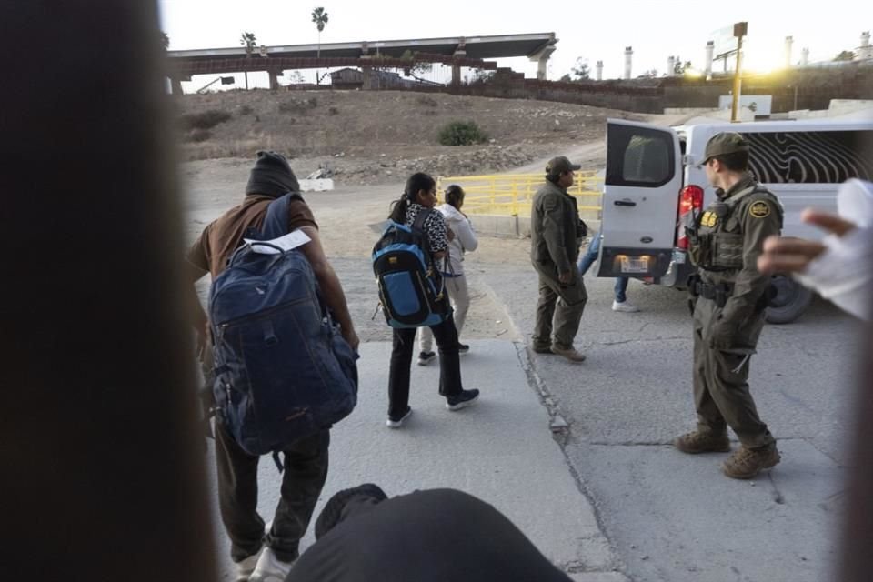Migrantes son procesados por la Patrulla Fronteriza tras cruzar la frontera con Estados Unidos, el 21 de enero.