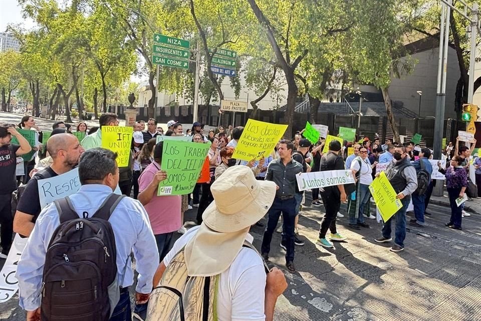 Empleados del Instituto Federal de Telecomunicaciones cerraron la circulación del Paseo de la Reforma por alrededor de una hora para exigir que se respeten sus derechos laborales.