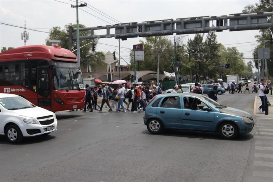 Un hombre fue víctima de un presunto piquete en la estación San Juán de Aragón de la Línea 5 del Metrobus; paramédicos lo atendieron.