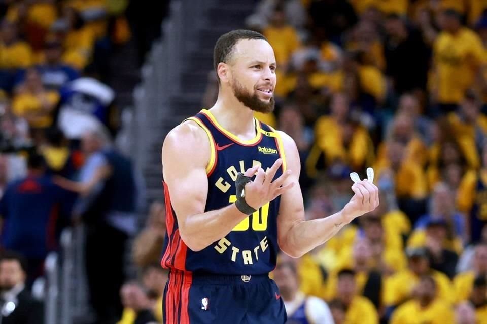 Stephen Curry terminó con 17 puntos.