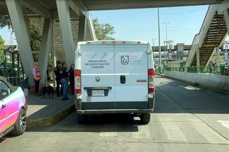 Peritos de la Fiscalía General de Justicia de la Ciudad de México llegaron al sitio para llevar a cabo el levantamiento del cuerpo .