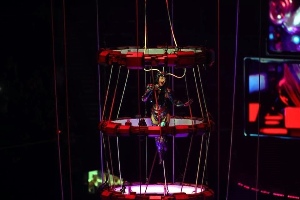 Katy Perry cantó desde una jaula durante el concierto.