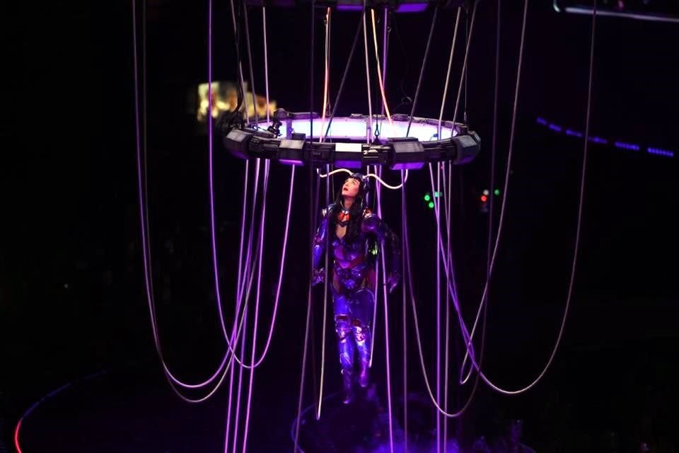 La producción del show lució ante el público regio.