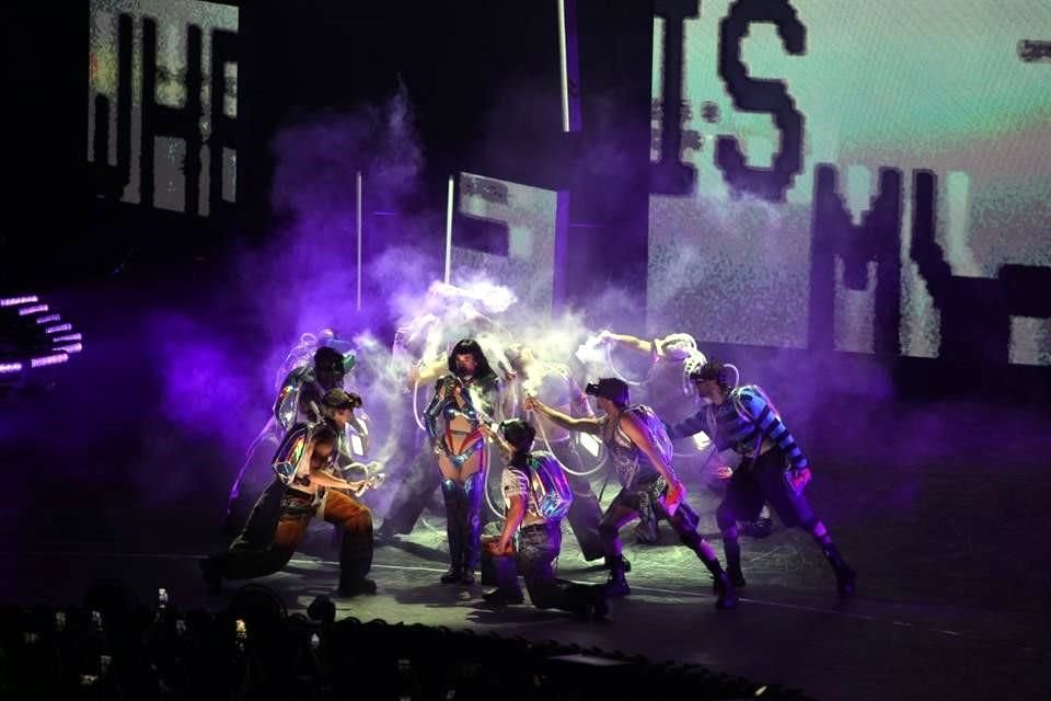 Los bailarines siguieron las coreografías con la cantante.