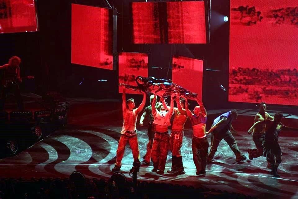 Al final del show, el público salió contento.