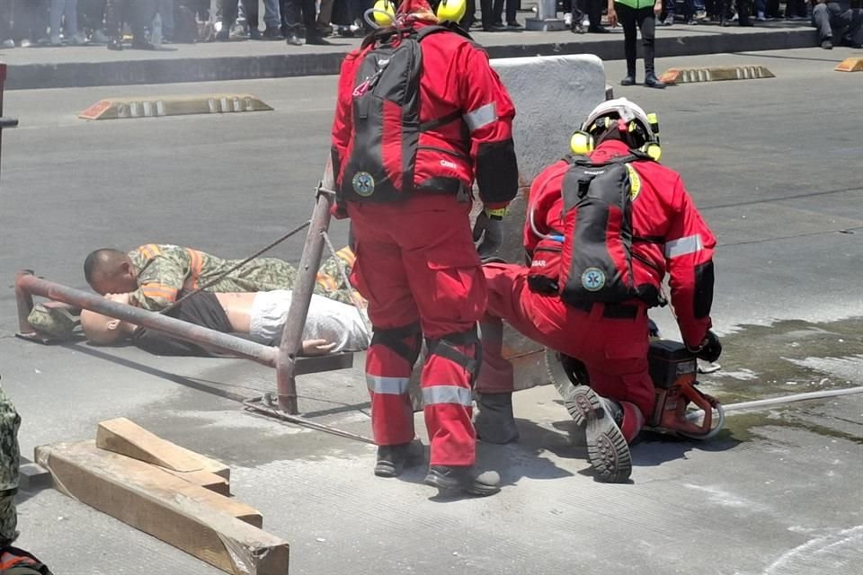 Con equipo de corte, hicieron un boquete en dos losas colapsadas para acceder a los lesionados. 