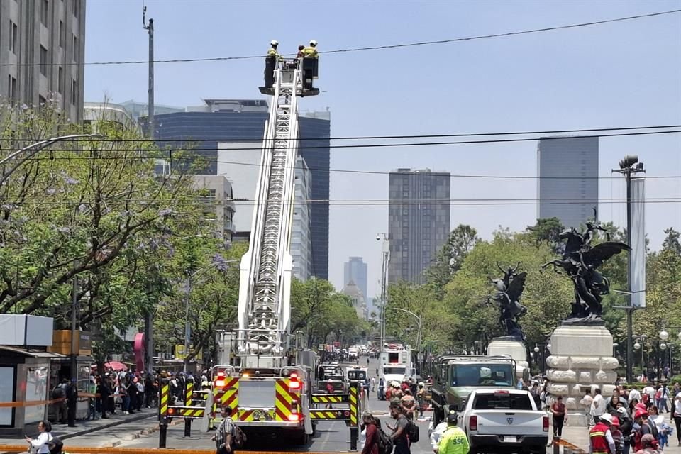 El reporte inicial señalaba que en el inmueble, ubicado frente al Palacio de Bellas Artes, quedaron atrapadas dos personas. 