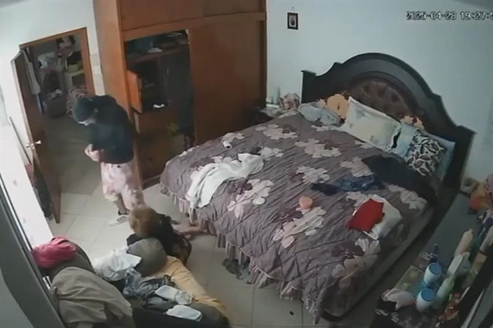 El hombre aprovechó que la mujer se distrajo para derribarla sobre la cama, taparle la boca, buscar en el clóset y llevarse dinero.