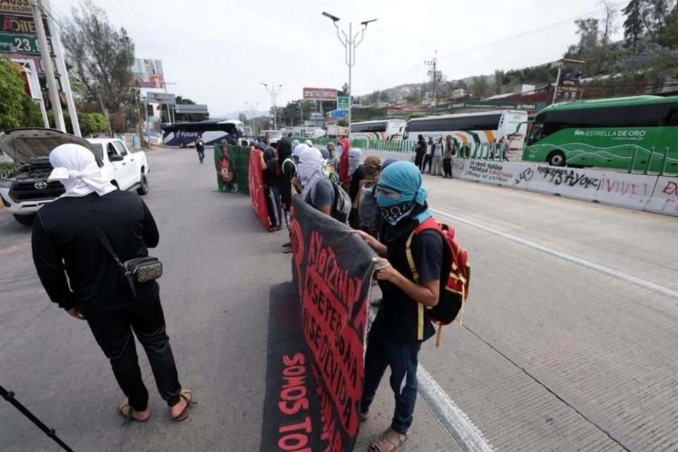 Normalistas de Ayotzinapa, Guerrero, bloquearon parcialmente ambos sentidos de la Autopista del Sol.