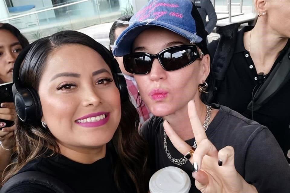 Pocas fans esperaron a Katy Perry por el acceso principal del hotel, donde se hospeda en San Pedro, y pudieron tomarse fotos con la cantante.