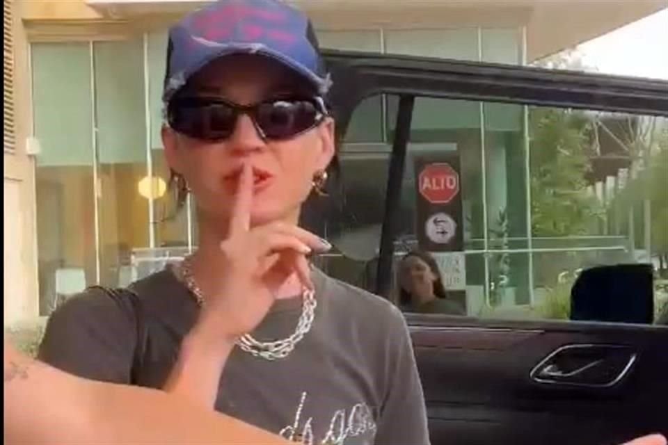 La cantante les pidió a las fans que sí pudieron verla que no hicieran tanto ruido.