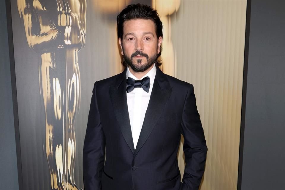 Diego Luna criticó los aranceles de Trump en la gala de los Premios Científicos y Técnicos de la Academia, bromeando sobre tarifas altas.