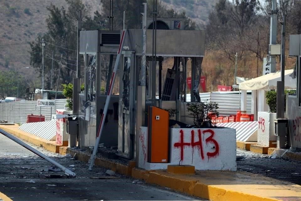 Los jóvenes realizaron pintas alusivas al caso de los 43 normalistas de Ayotzinapa desaparecidos en 2024.