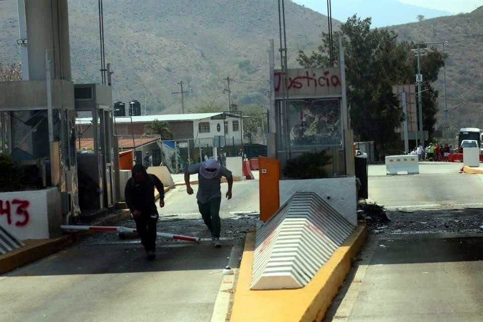 Los normalistas arremetieron contra las instalaciones con piedras, tubos y petardos.