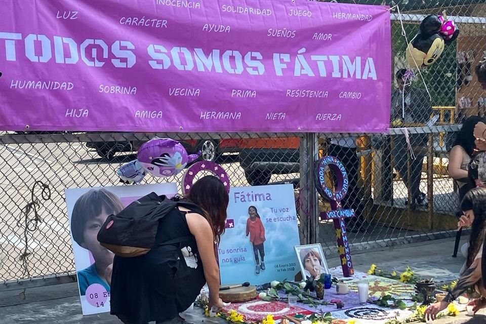 EN SU MEMORIA. Una ofrenda para recordar a la pequeña fue colocada afuera de los juzgados.