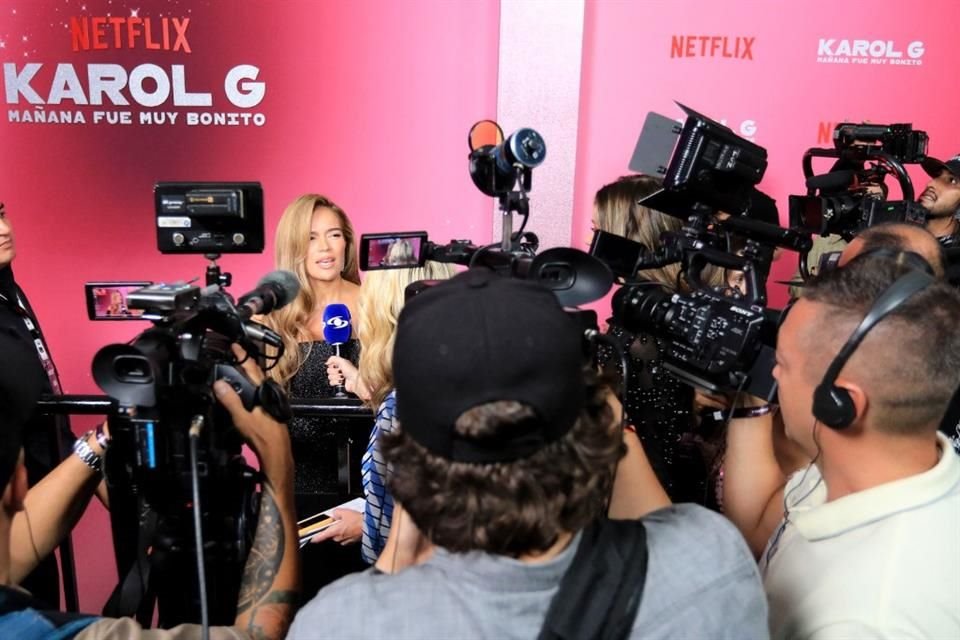 A la par, Karol presentó el filme ante un selecto grupo de 250 personas, incluidos sus papás, familiares, amigos y equipo de trabajo, en una sala del recinto.