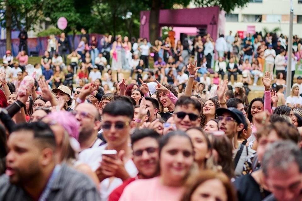 A las 14:45 horas se abrieron las puertas del Museo de Arte Moderno para recibir a los mil 600 fans de Karol G formados para tener el mejor lugar en el evento.