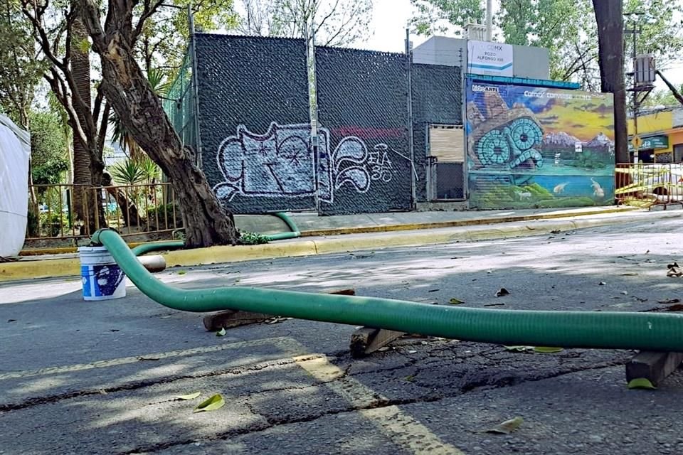 El pozo fue clausurado en abril; desde entonces, una pipa acude a realizar maniobras en el lugar.