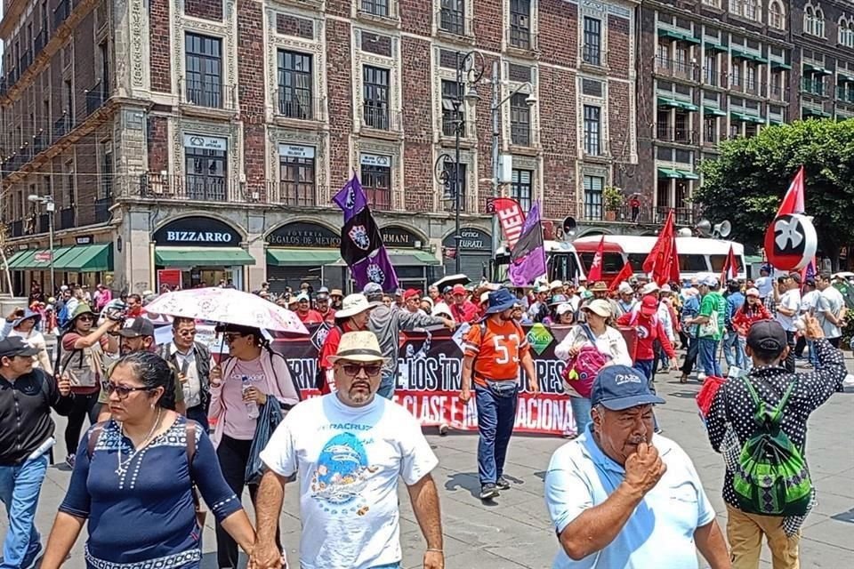 El arribo al Zócalo de los contingentes que partieron esta mañana del Monumento a la Independencia.