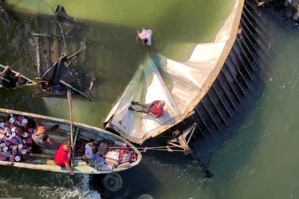 Tabasco'da bir kişinin ölümüyle sonuçlanan kazanın ardından nehre düşen kamyonun taşıdığı malları yağmalamak için vatandaşlar denize daldı.