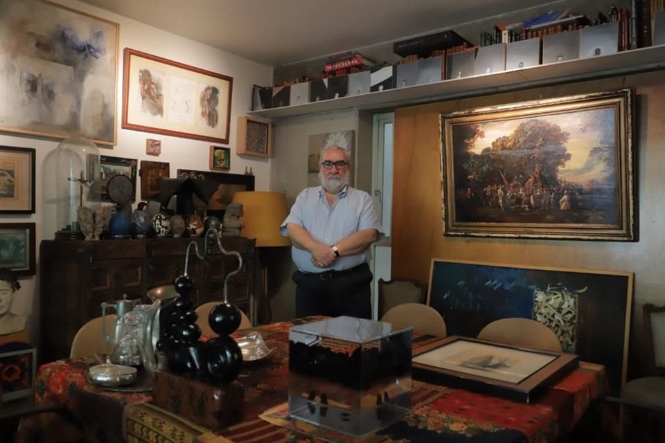 Apasionado del arte, obras de artistas como Lenka Klobásová, Renata Gerlero o Agueda Lozano, entre varios más, ocupan cada rincón de la casa de Sáinz al sur de la CDMX.