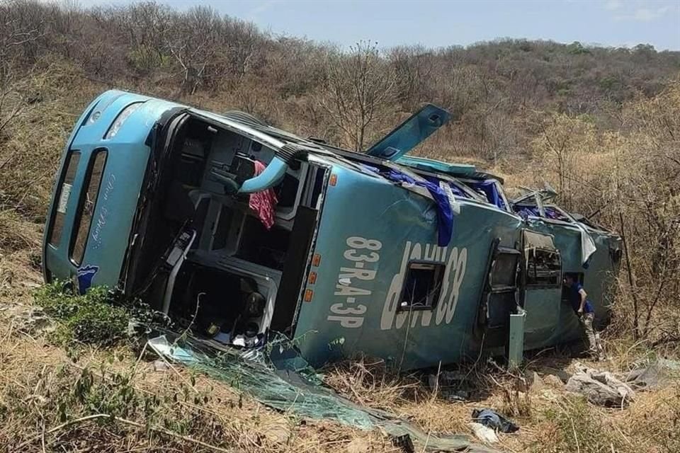 De acuerdo a las autoridades estatales, el camión, que al parecer se dirigía hacia la Ciudad de Iguala, se volcó alrededor de las 13:00 horas de este viernes.