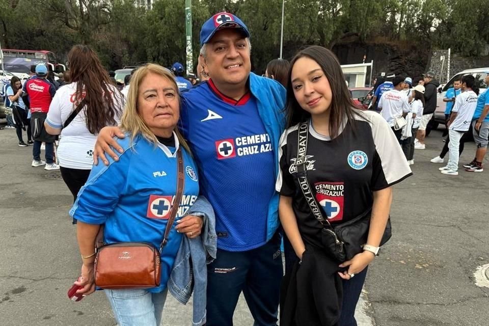 Sergio Leija con el modelo 2023 y Danna Leija (der.) con la de portero de 2005 apoyaron ayer a su Máquina.