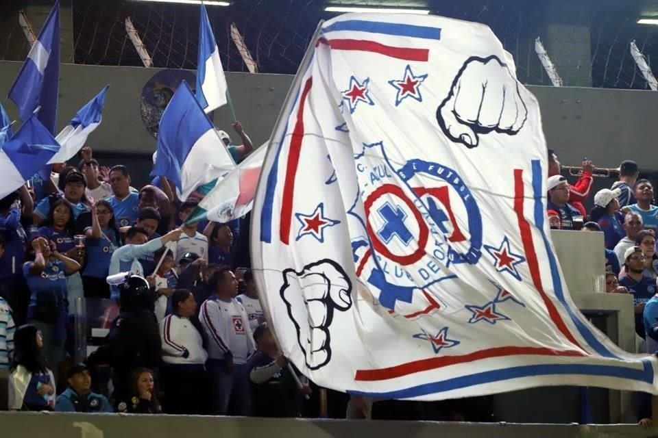 A todo pulmón, los aficionados de Cruz Azul no dejaron de alentar al equipo.