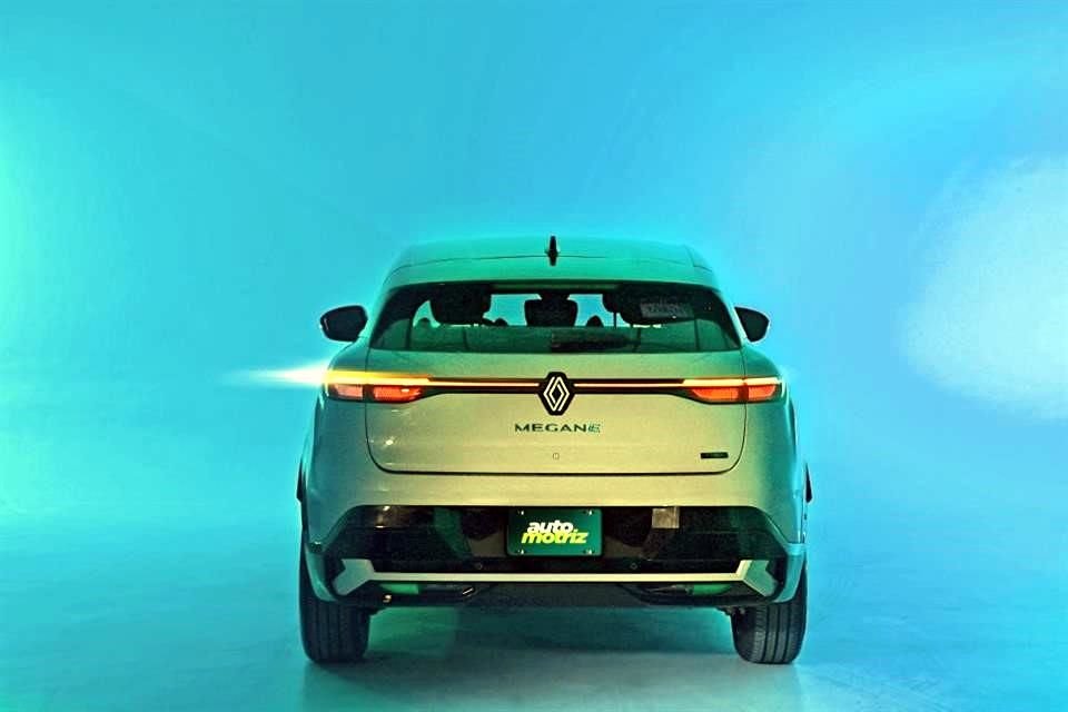 Tiene una altura sobre el piso de 153 milímetros y un peso vehicular de 1,686 kg.