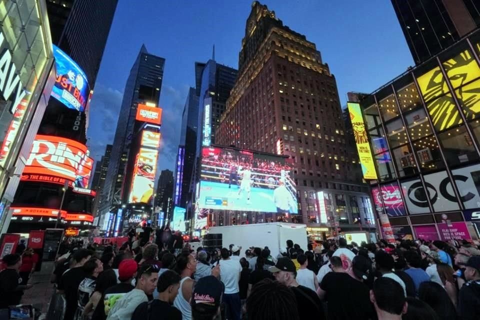 Times Square, el corazón de Nueva York, fue sede de la función de boxeo con la pelea estelar entre Ryan García y Rolando Romero.