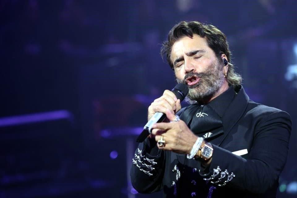 Alejandro Fernández enalteció la sangre que corre por sus venas al cantar con bravía el legado de su padre.